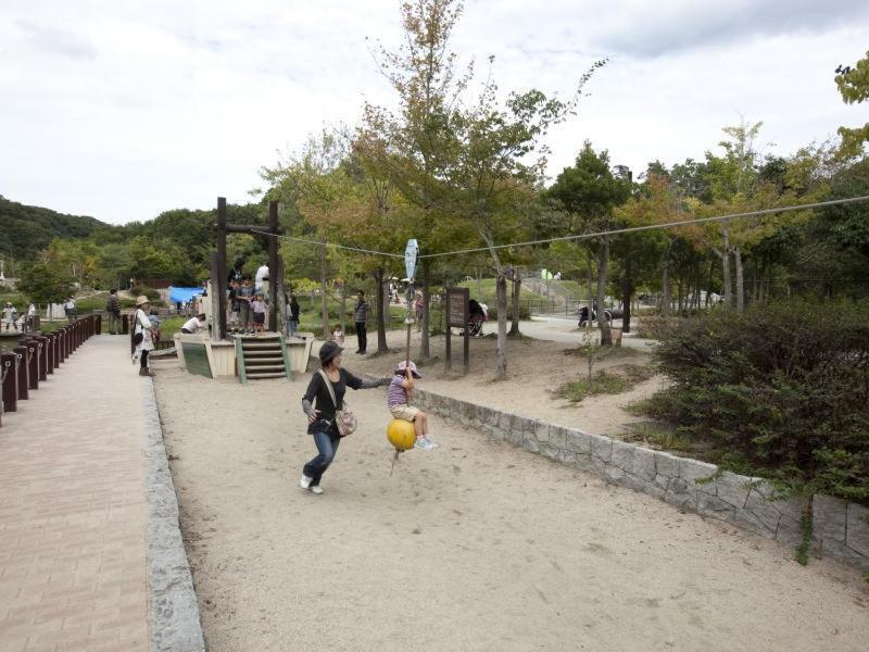 Отель Shiawase No Mura Кобе Номер фото